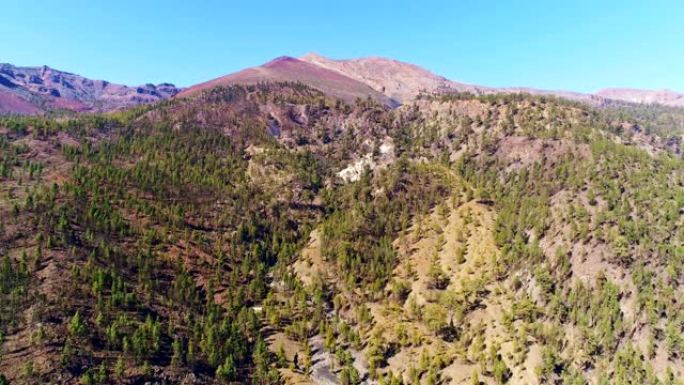 在干燥的特内里费山脉上空飞行