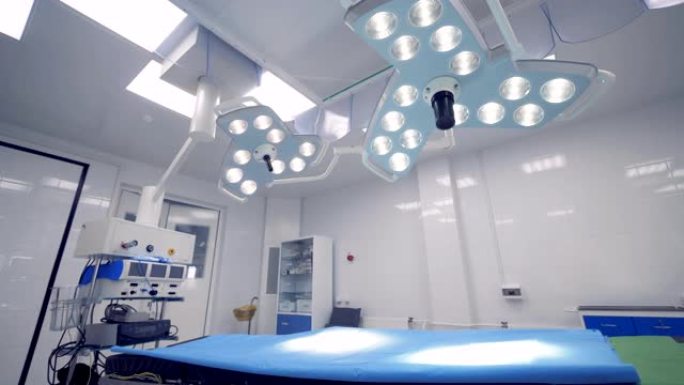 两盏手术灯挂在手术室的床上。拥有现代化设备的明亮手术室。