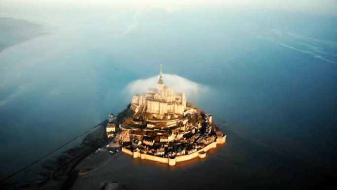 美丽的空中拍摄雄伟的日出圣米歇尔山，古老的诺曼底城堡岛被高潮海包围。