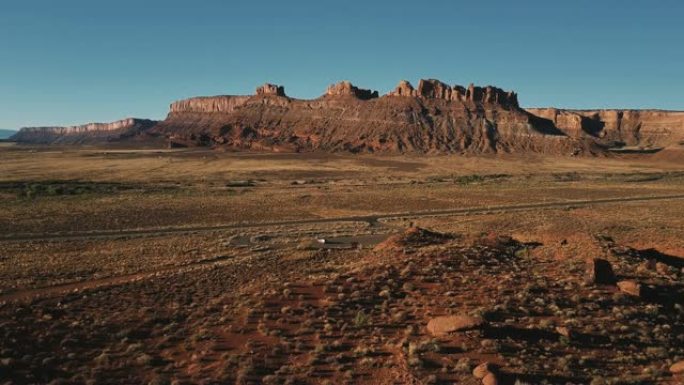 静态无人机拍摄了美国峡谷山脊全景，汽车在沙漠中间起飞了小停车场。