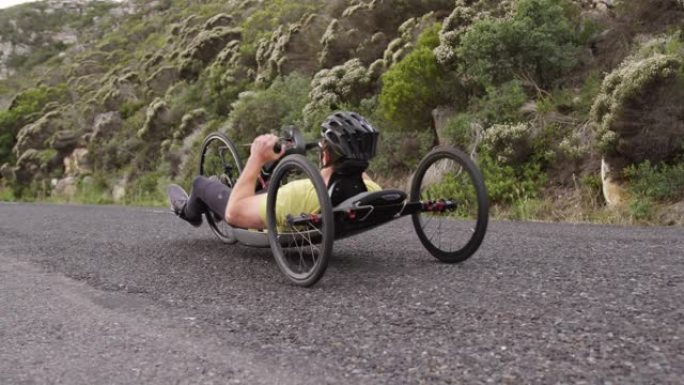 骑卧式自行车的残疾人