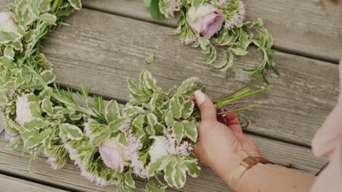 瑞典仲夏时节制作花冠的女人