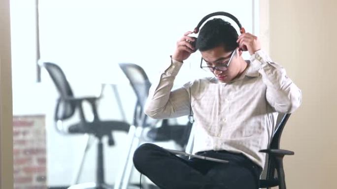 年轻的越南商人听音乐