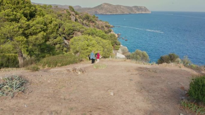 充满活力的高级夫妇在地中海沿岸徒步旅行的航拍视频
