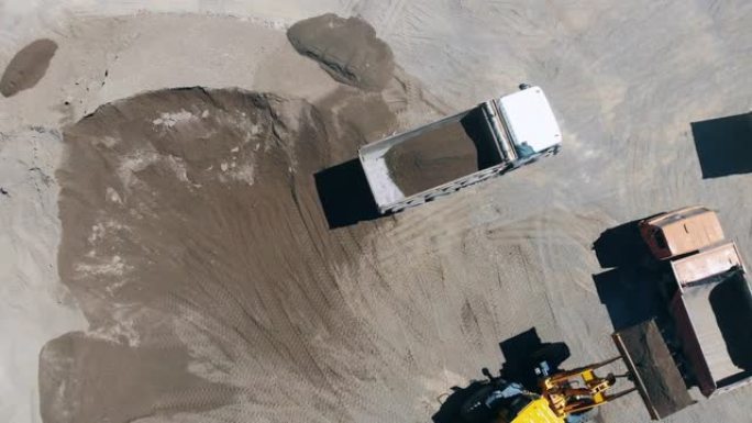 拖拉机用碎石和沙子装载机器。