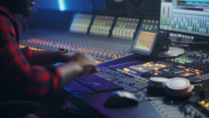 音频工程师，音乐创作者，音乐家，音乐录音室的艺术家作品，使用Surface Control Desk