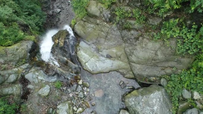 水流落入瀑布的上方视图