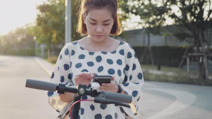 年轻女子周末在城市用手机旅行和搜索地图。