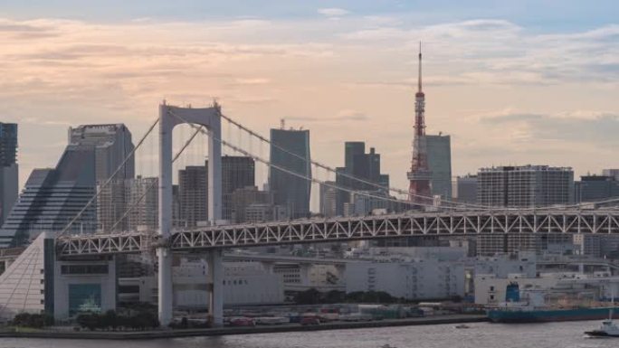 延时: 东京彩虹桥与日本东京铁塔在日落时