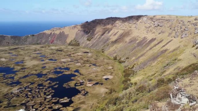 智利复活节岛的Crater Rano Kau。