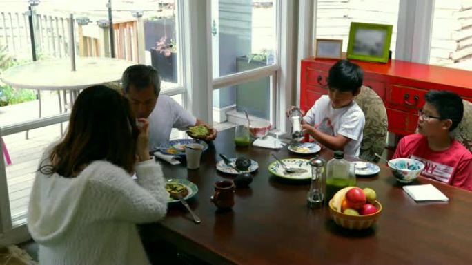 家庭成员在餐桌上吃早餐4k