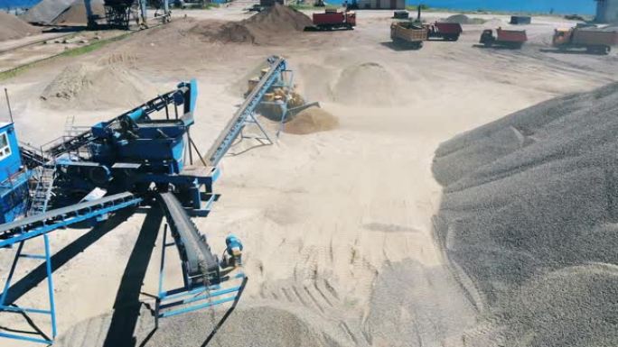 拖拉机在提取地点移动沙子。