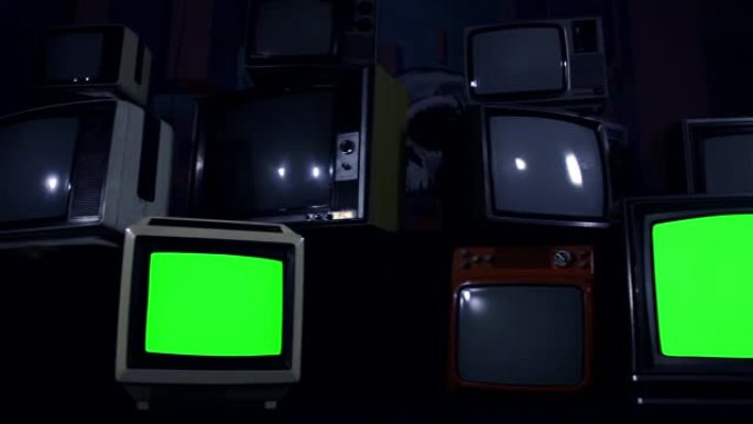 绿屏80年代电视组。多莉平行射击。夜色。