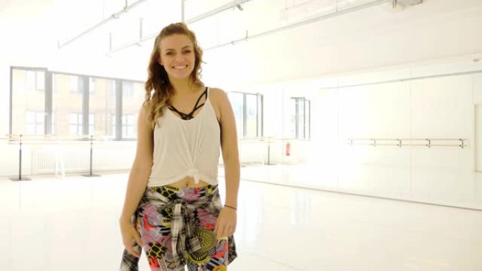 自信的年轻女子站在舞蹈工作室