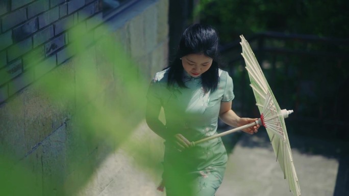 唯美清新旗袍美女拿着油纸伞中国传统服饰