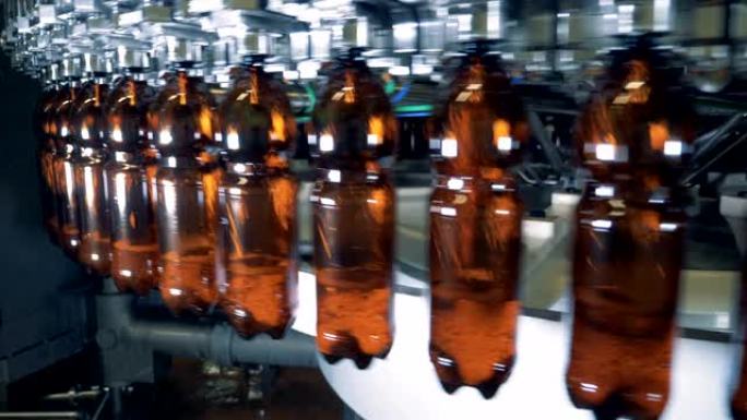 工作机器将啤酒倒入瓶中，关闭。