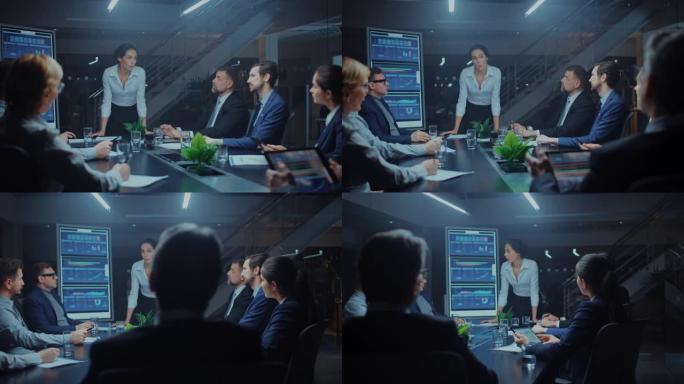 深夜在会议室: 自信的女执行董事站在会议桌的头上，靠在上面，向一群商人和投资者发表开创性的演讲。