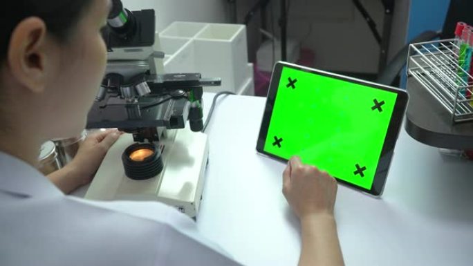 科学家研究和寻找带有绿色屏幕的数字平板电脑