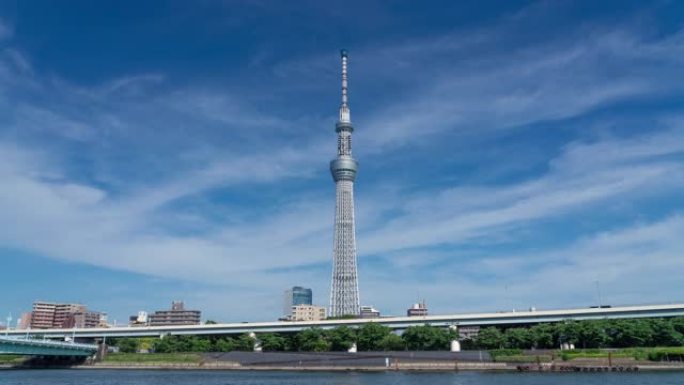 从日本东京墨田河拍摄的天气晴朗的蓝日中的延时东京天空树