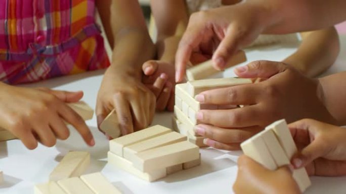 儿童之手建造玩具塔