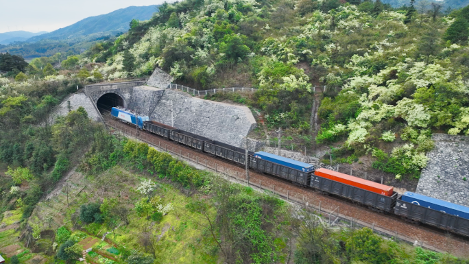 火车越过山洞隧道春天列车