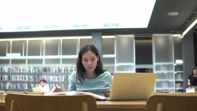 亚洲女性在图书馆沉思