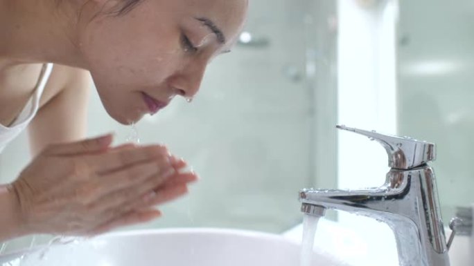 亚洲女子在家浴室洗脸