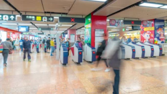 延时: 香港地铁地铁站的背景行人旅客和游客人群模糊