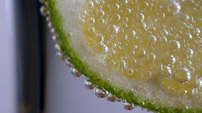 在起泡的饮料中特写的柠檬片