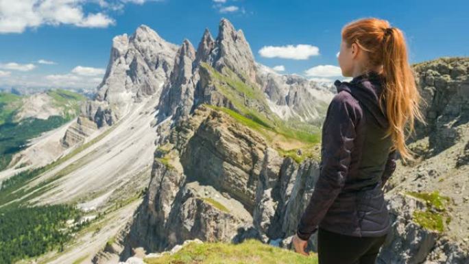 意大利多洛米蒂的塞塞达山上的女人看着令人叹为观止的景色