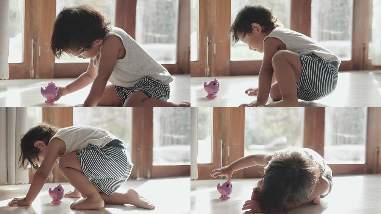 玩玩具的亚洲男婴。
