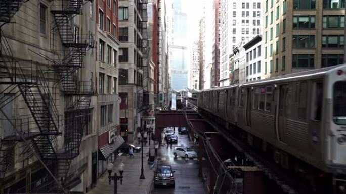 芝加哥环路地铁列车到达伊利诺伊州芝加哥市中心建筑物之间的火车站。城市公共交通，美国地标，或美国中西部