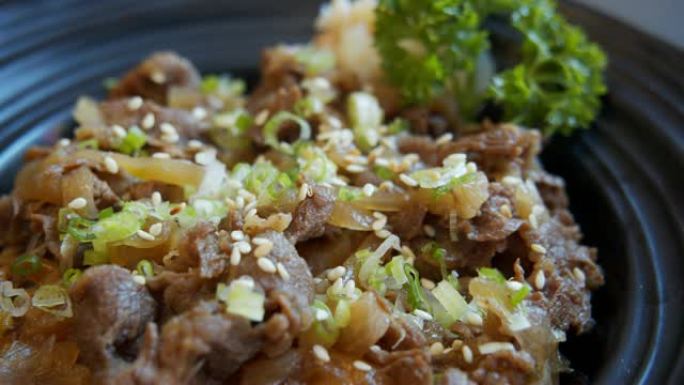 牛肉烤肉串配日本米饭。