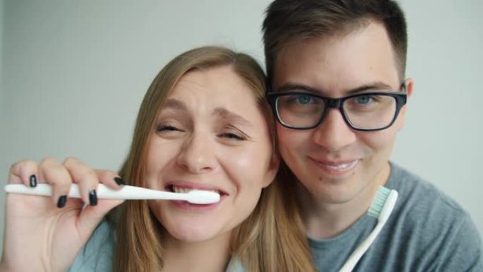 幸福家庭男女在浴室里刷牙的慢动作