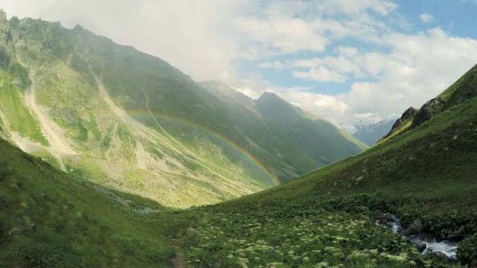 高加索山脉。美丽的彩虹山谷草地