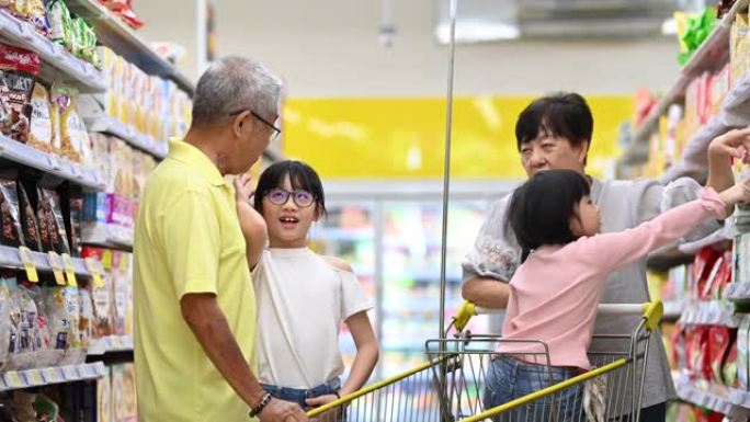亚洲华人多代家庭祖父母和孙子在杂货店购买商品和日用品