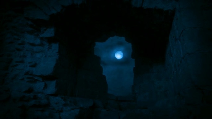 透过古堡墙看到的月亮