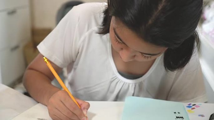 亚洲女孩在家画画孩子画画特写素描