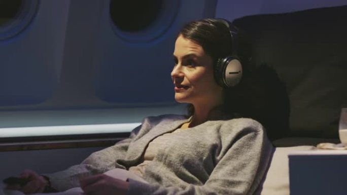 女性在私人飞机上看电影