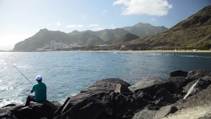 在特内里费岛的山区海岸线上捕鱼