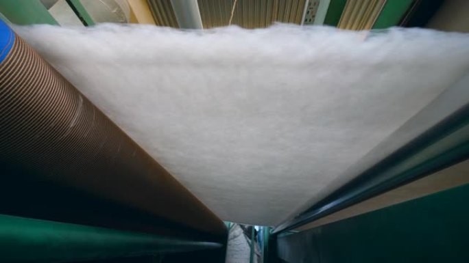 非织造材料厂生产的白色合成纤维。