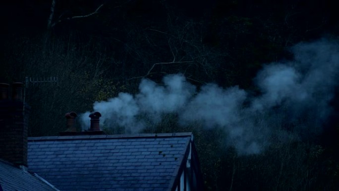 黄昏时的屋顶和吸烟烟囱