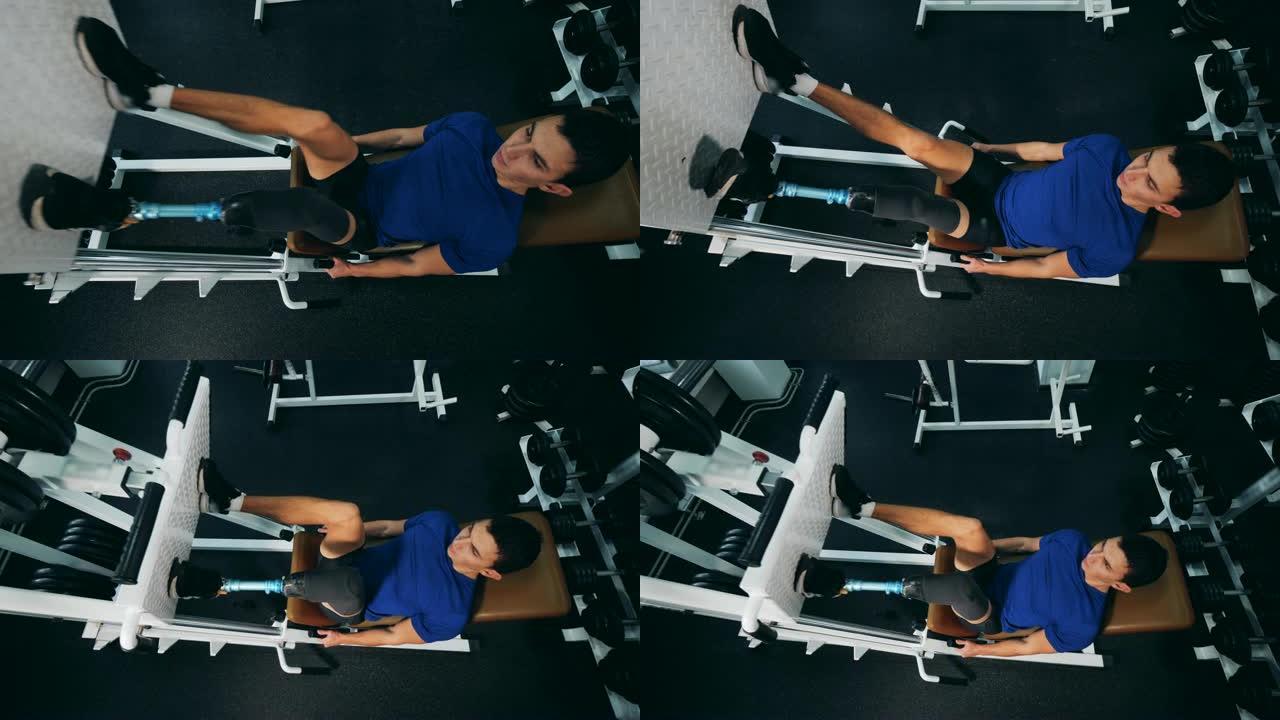 在健身房接受假肢训练的运动员，俯视图。