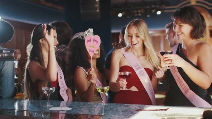 一群女性朋友在酒吧的母鸡派对上与新娘庆祝