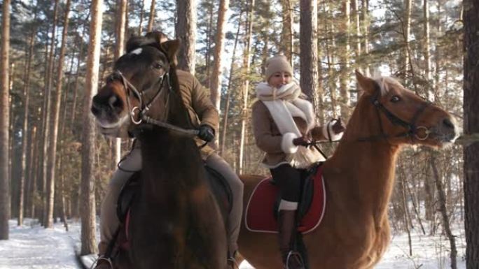 男人和女人在冬天享受骑马