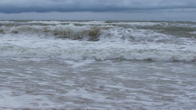 海浪。戏剧性的天空。