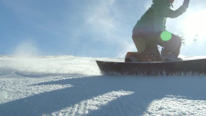 慢动作: 赛车滑雪者在冰冷的滑雪坡上雕刻