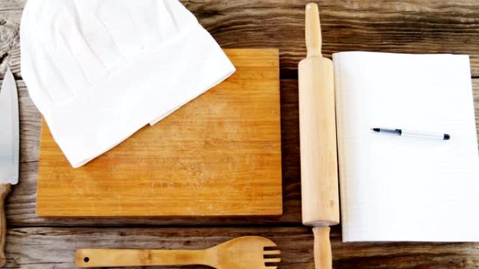 桌上的Rolling面杖，木板，厨师帽和日记