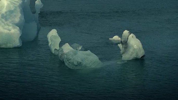 钻石海滩。漂浮在海上的冰山