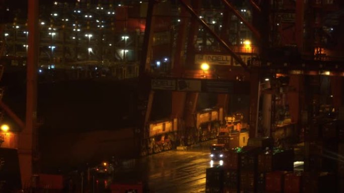 延时: 鸟瞰图夜间将货物装载到香港青衣港的cago船上